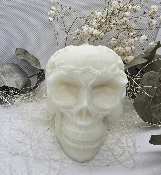 Totenkopf mit Blumenkranz