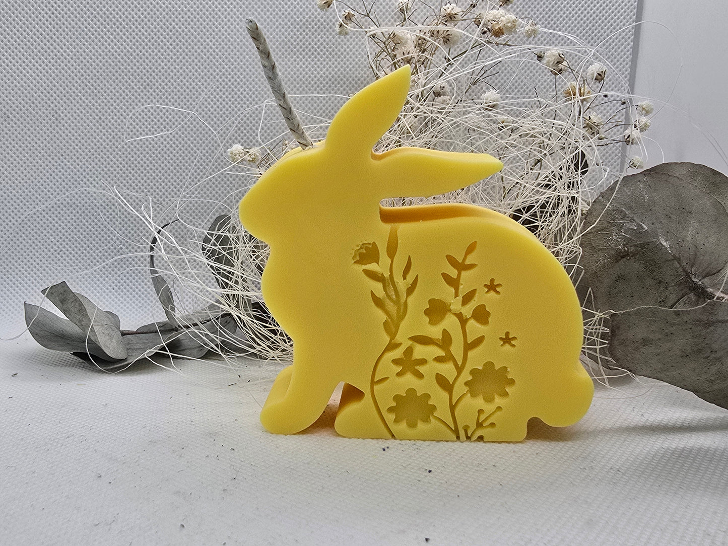 Osterhasen mit Blumenmotiv