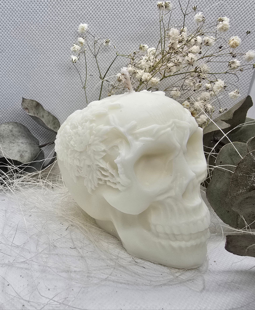 Totenkopf mit Blumenkranz