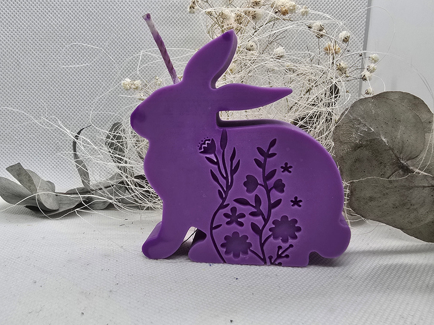 Osterhasen mit Blumenmotiv