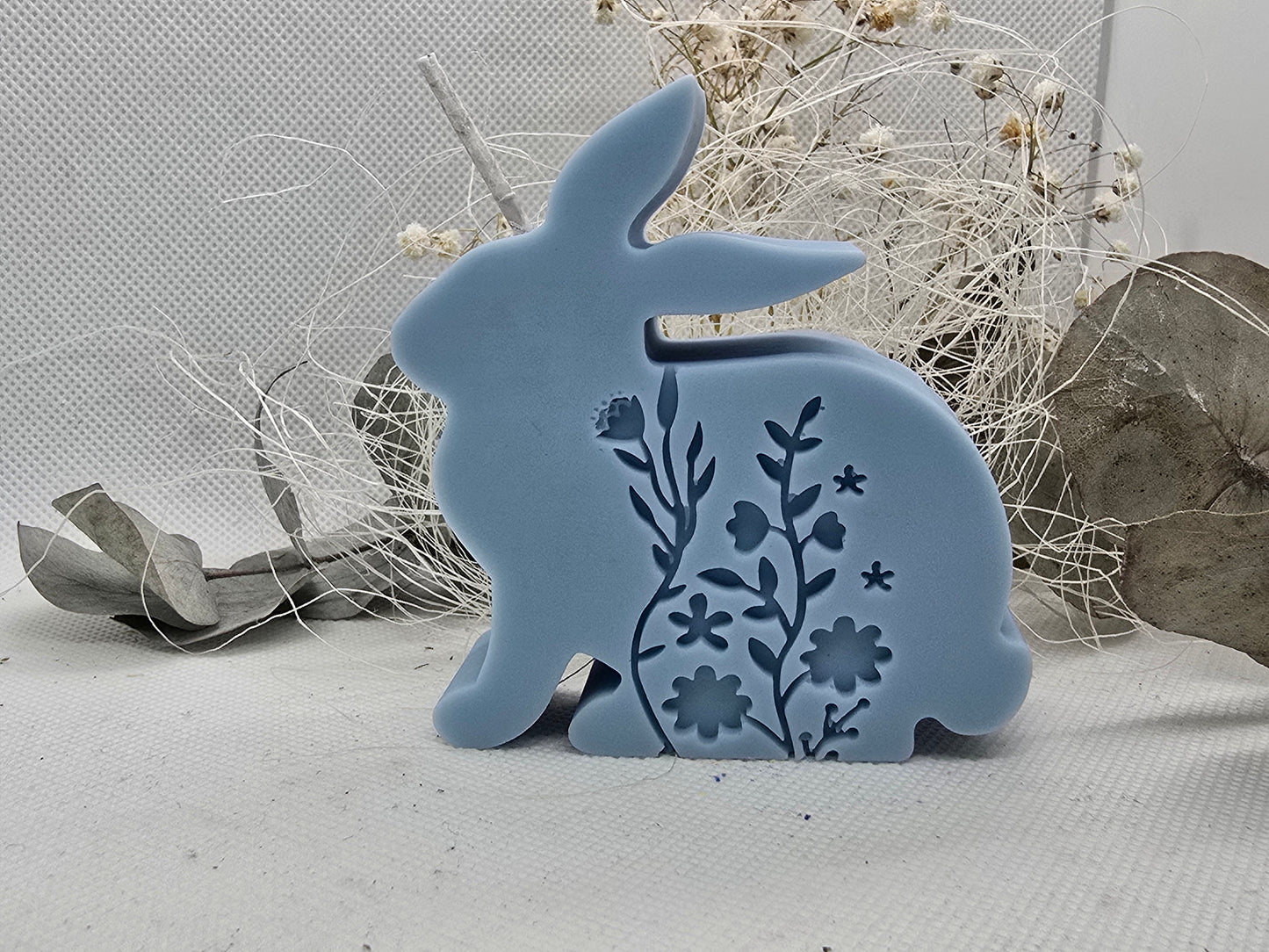Osterhasen mit Blumenmotiv