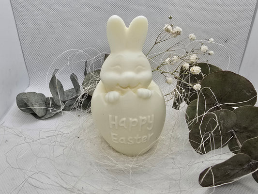 Osterhase im Ei