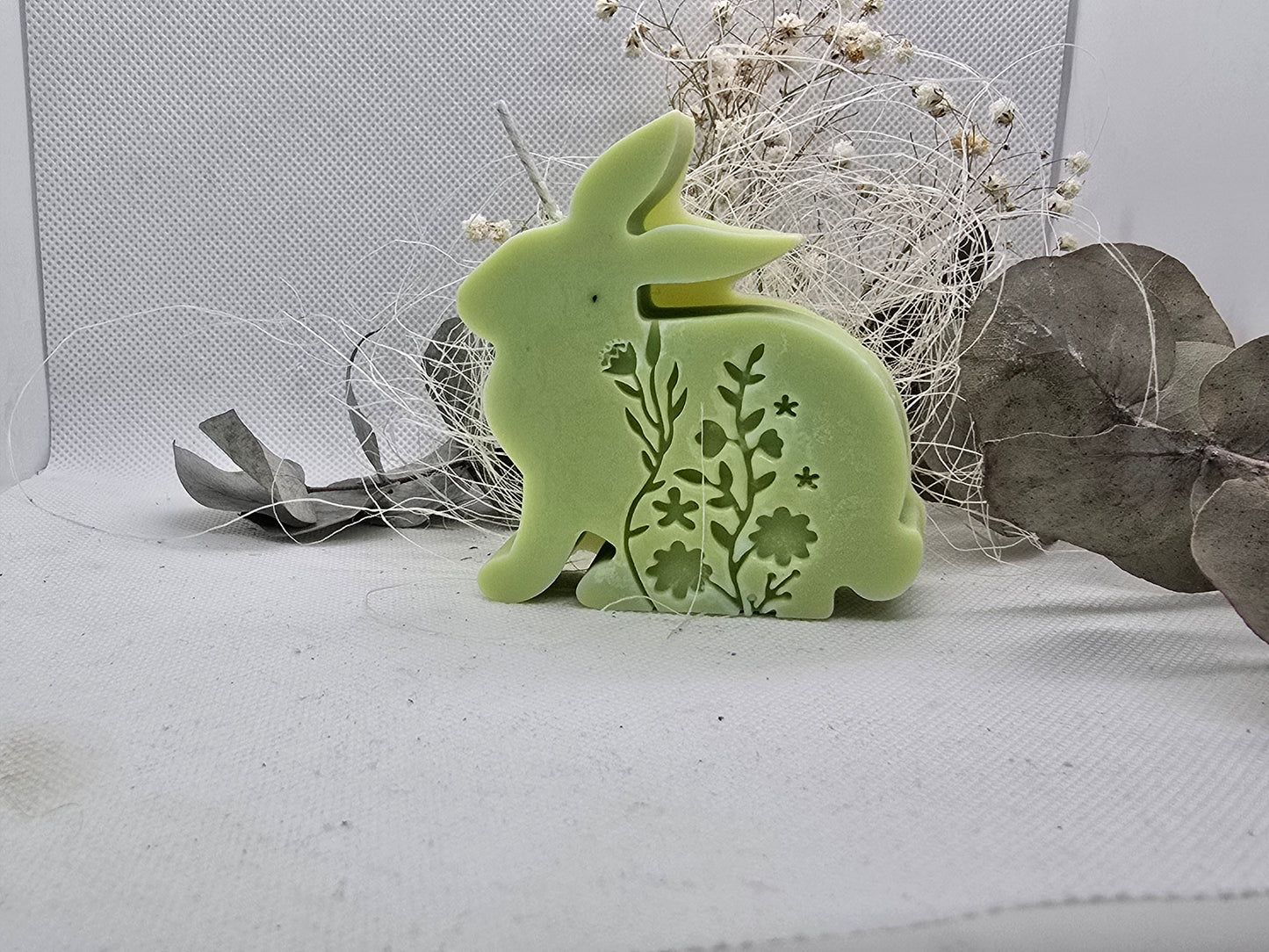 Osterhasen mit Blumenmotiv