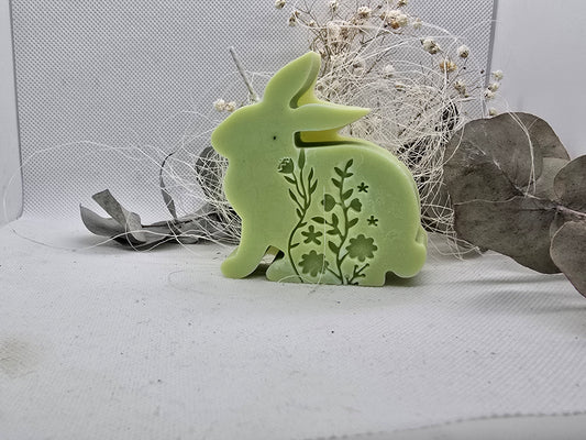 Osterhasen mit Blumenmotiv
